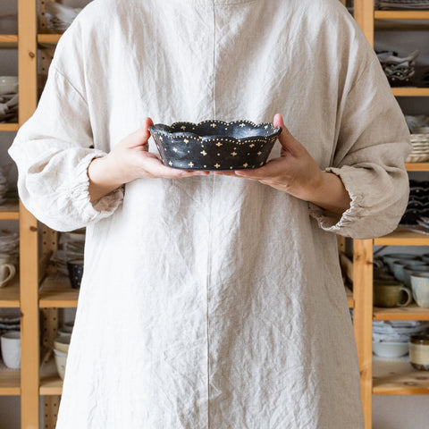 Aiko Takasu's Rinka Dorabachi is soothing with its warm black color and cute patterns.