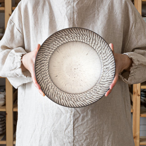 土ものの温もりを感じる山本雅則さんのしのぎ模様の8寸リム皿