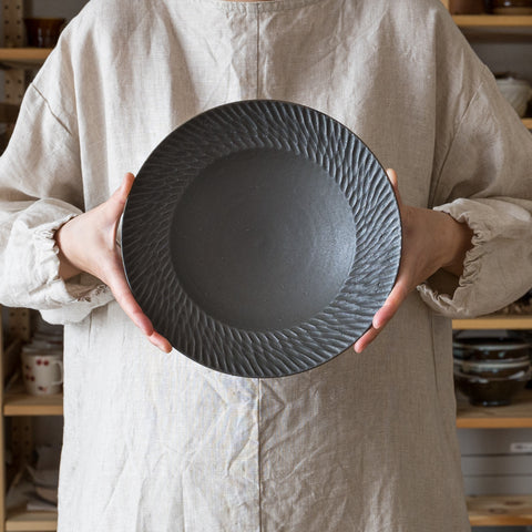 スタイリッシュな黒が素敵な山本雅則さんのしのぎ模様8寸リム皿