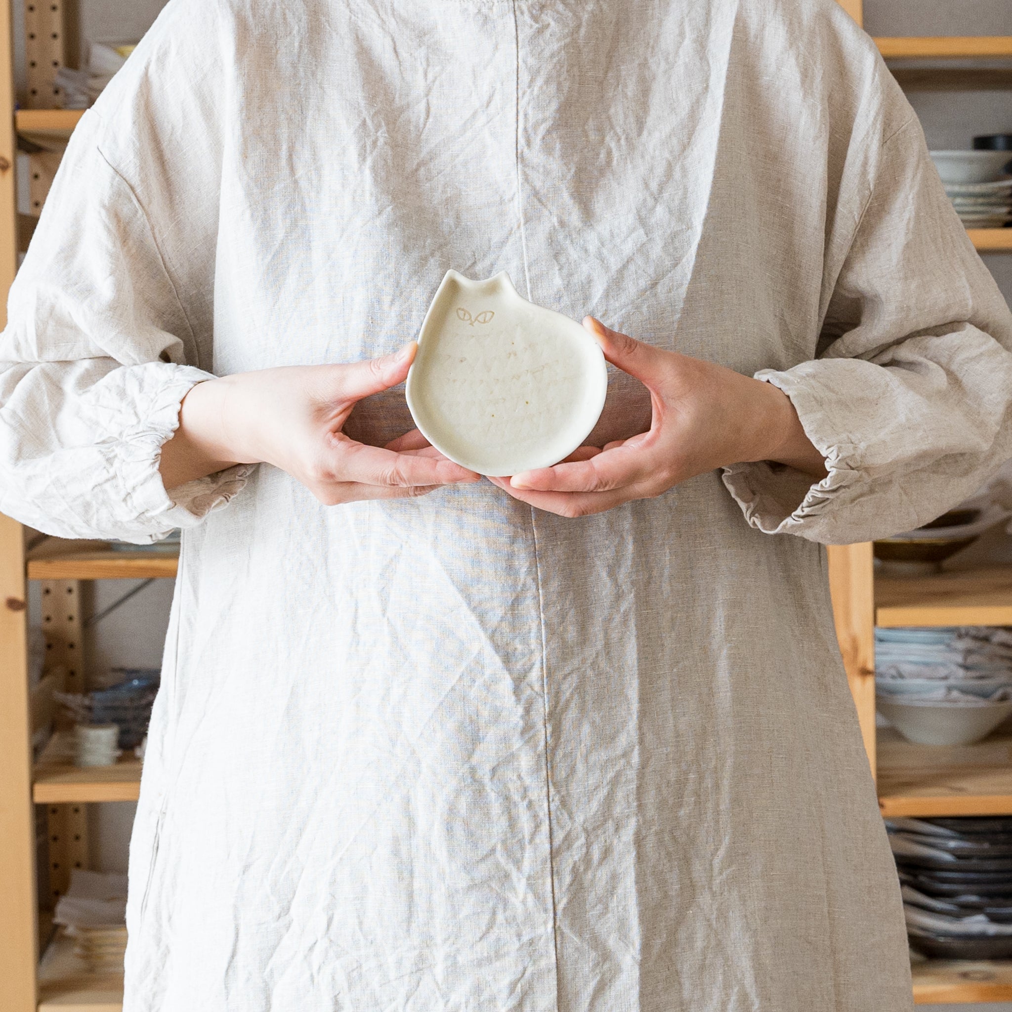 Chiaki Shoji's cute cat dish with gentle white color