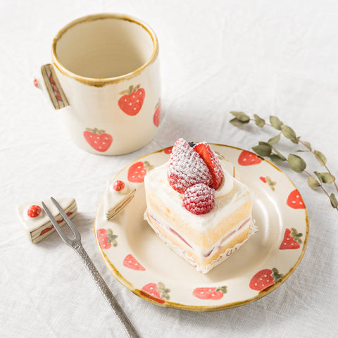 Kei Kajita's strawberry-patterned tableware that makes snack time fun