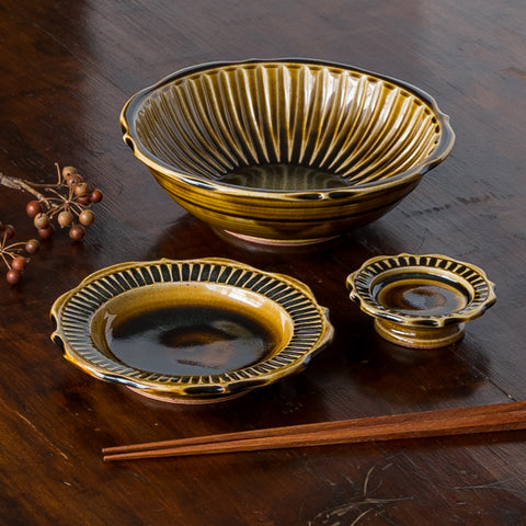 Hana Craft's candy glaze 6-inch wheel flower striped bowl that will add a nice color to your dining table