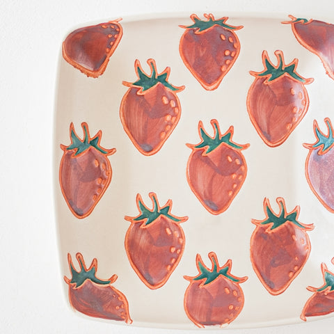 A square bowl with a strawberry-patterned Hasami-yaki fruit that brightens up the dining table