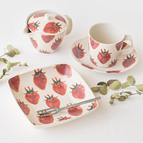 Hasami ware fruit strawberry-patterned bowls that enrich your time at home