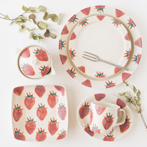 Hasami-yaki fruits strawberry-patterned tableware that complements your food