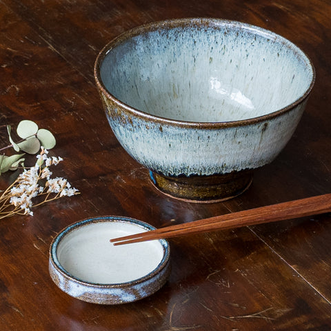 A small plate from the Shodai-yaki Fumoto kiln that adds color to your dining table