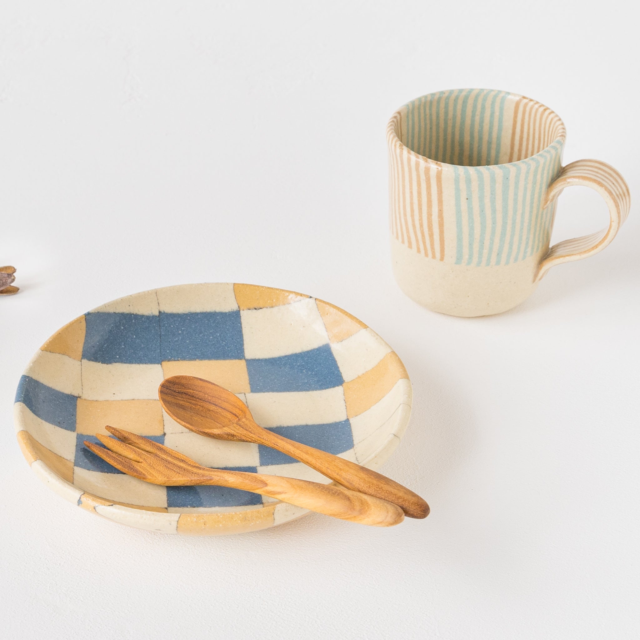 Hanako Sakashita's kneaded tableware that beautifully colors the dining table