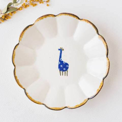 Yasumi Kobo's Japanese paper-dyed flower plate is soothing with cute giraffes.