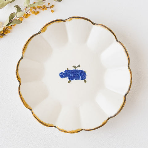 A birch flower plate from Yasumi Kobo that is beautifully dyed with washi paper.