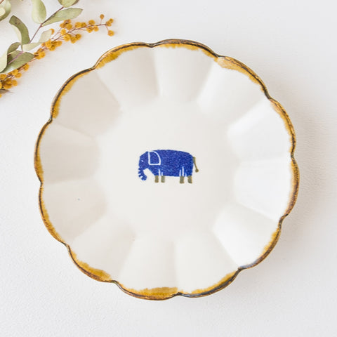 A flower plate from Yasumi Kobo that is healed by an elephant dyed with washi paper.
