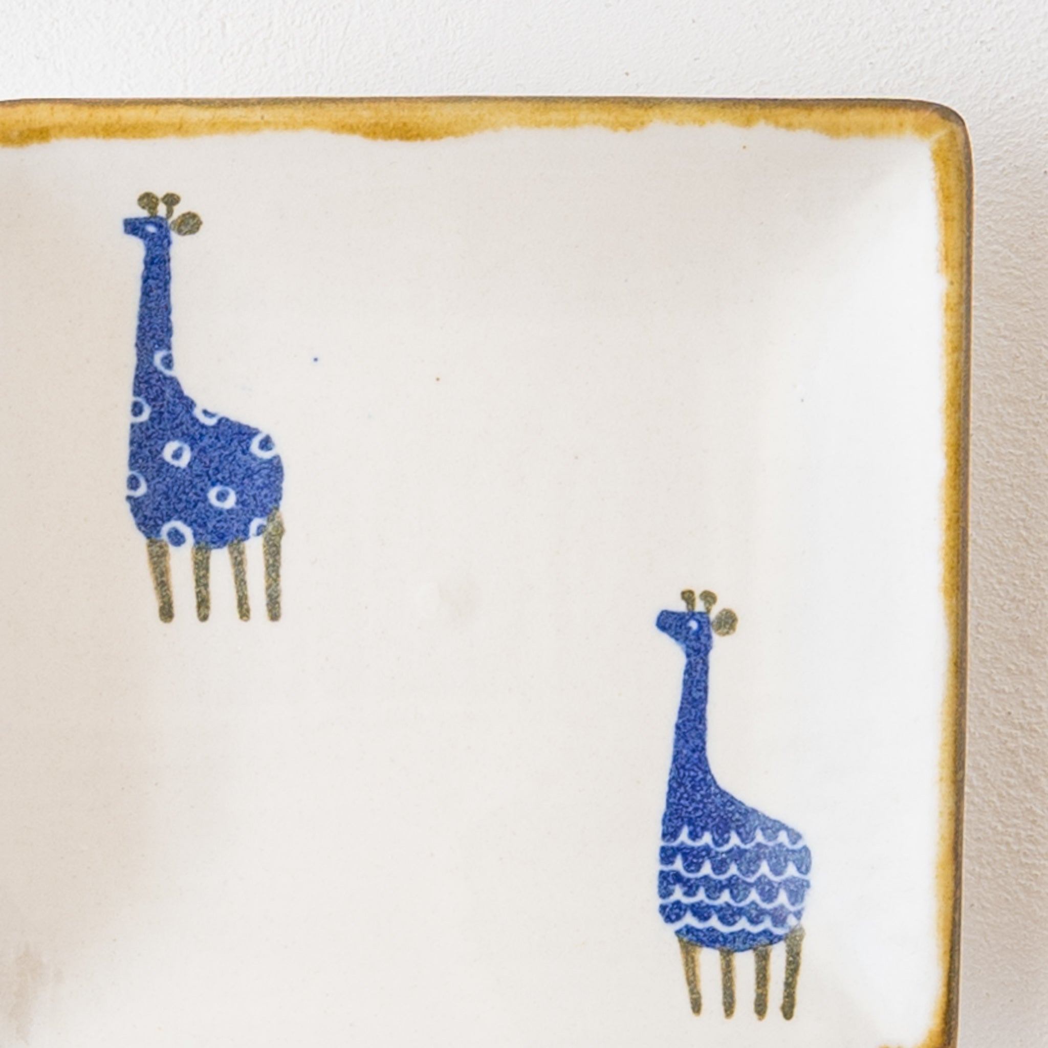 A small square plate from Yasumi Koubou that is soothing with its gentle Japanese paper dyeing