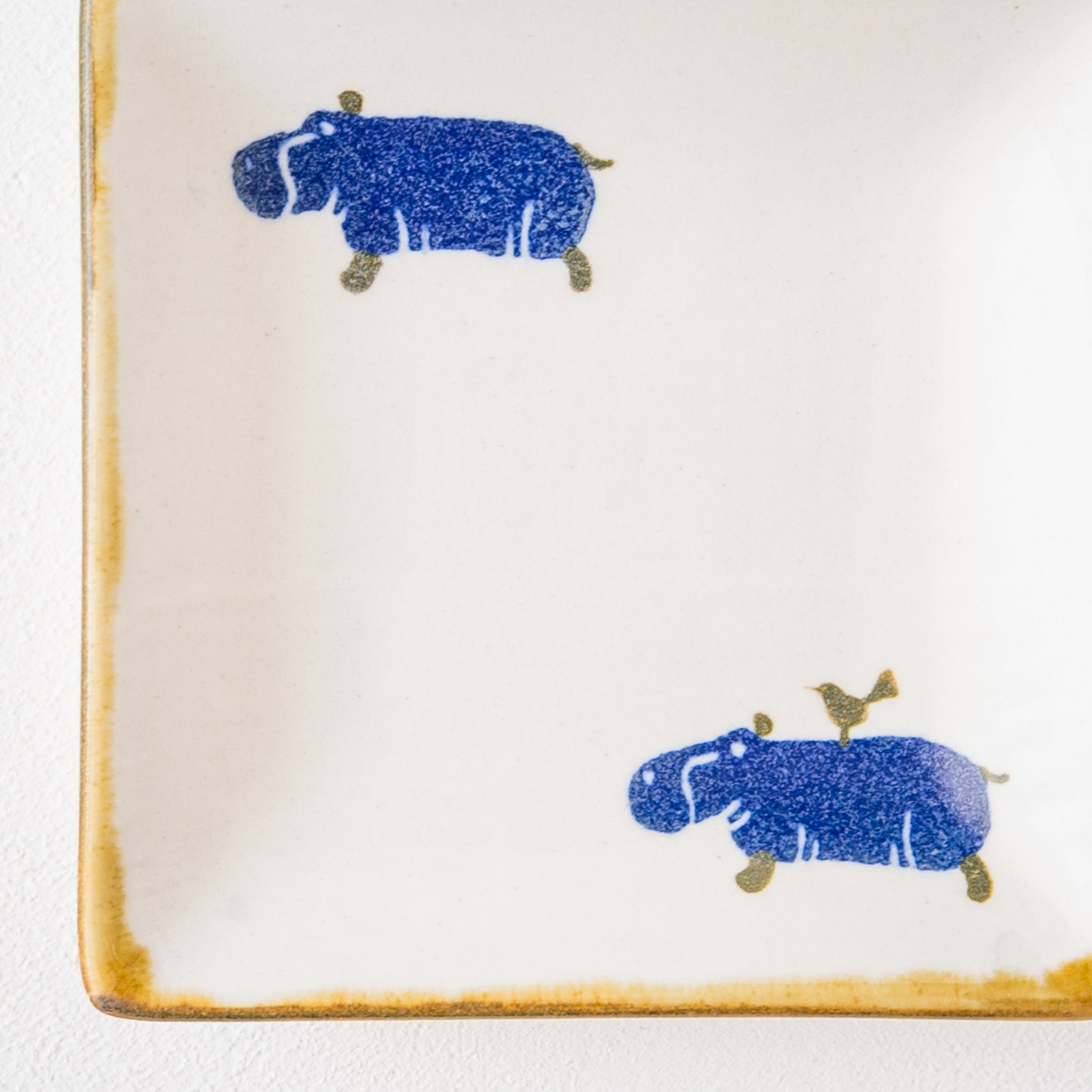 A small square plate from Yasumi Koubou where you can be healed by dyeing a cute hippopotamus on Japanese paper
