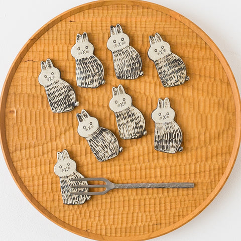 Poetoria Yuka Taneda's rabbit chopstick rest that makes you smile just by looking at it.