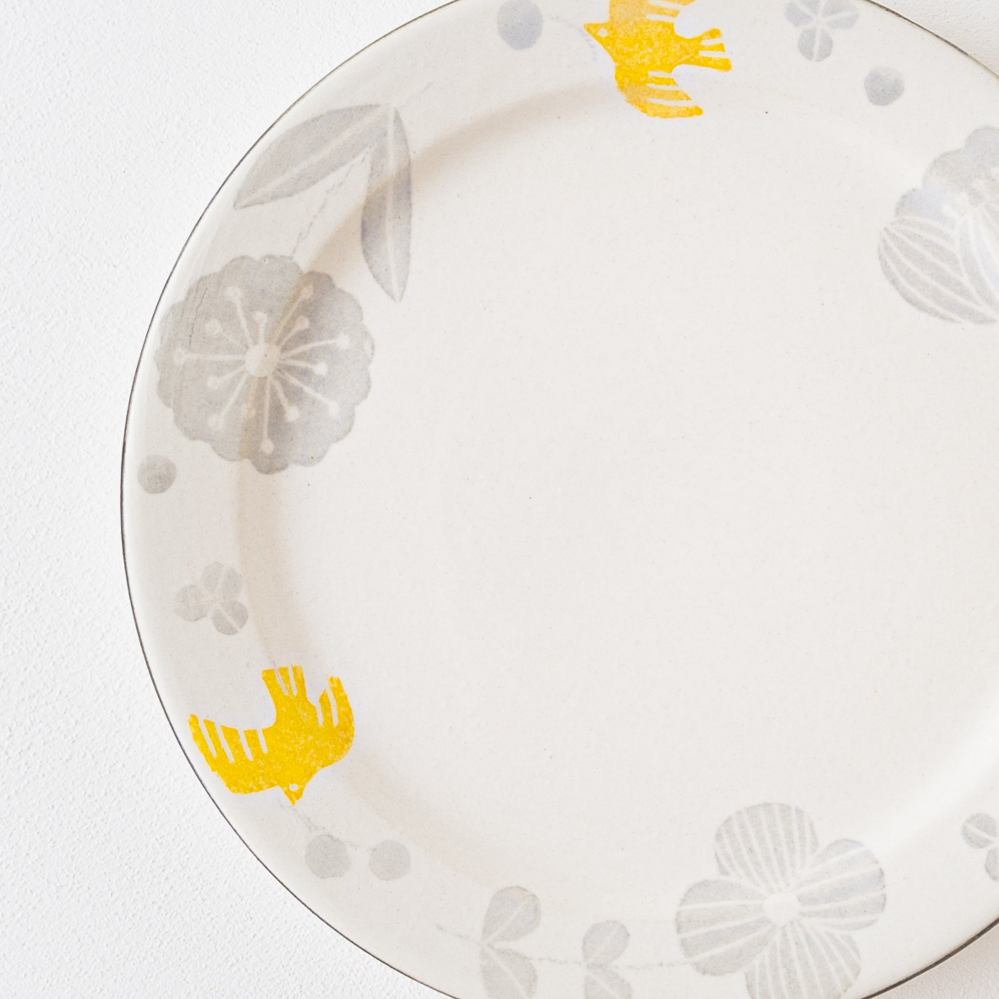 Yasumi Koubou's Japanese paper-dyed rim plate with gentle flowers and birds