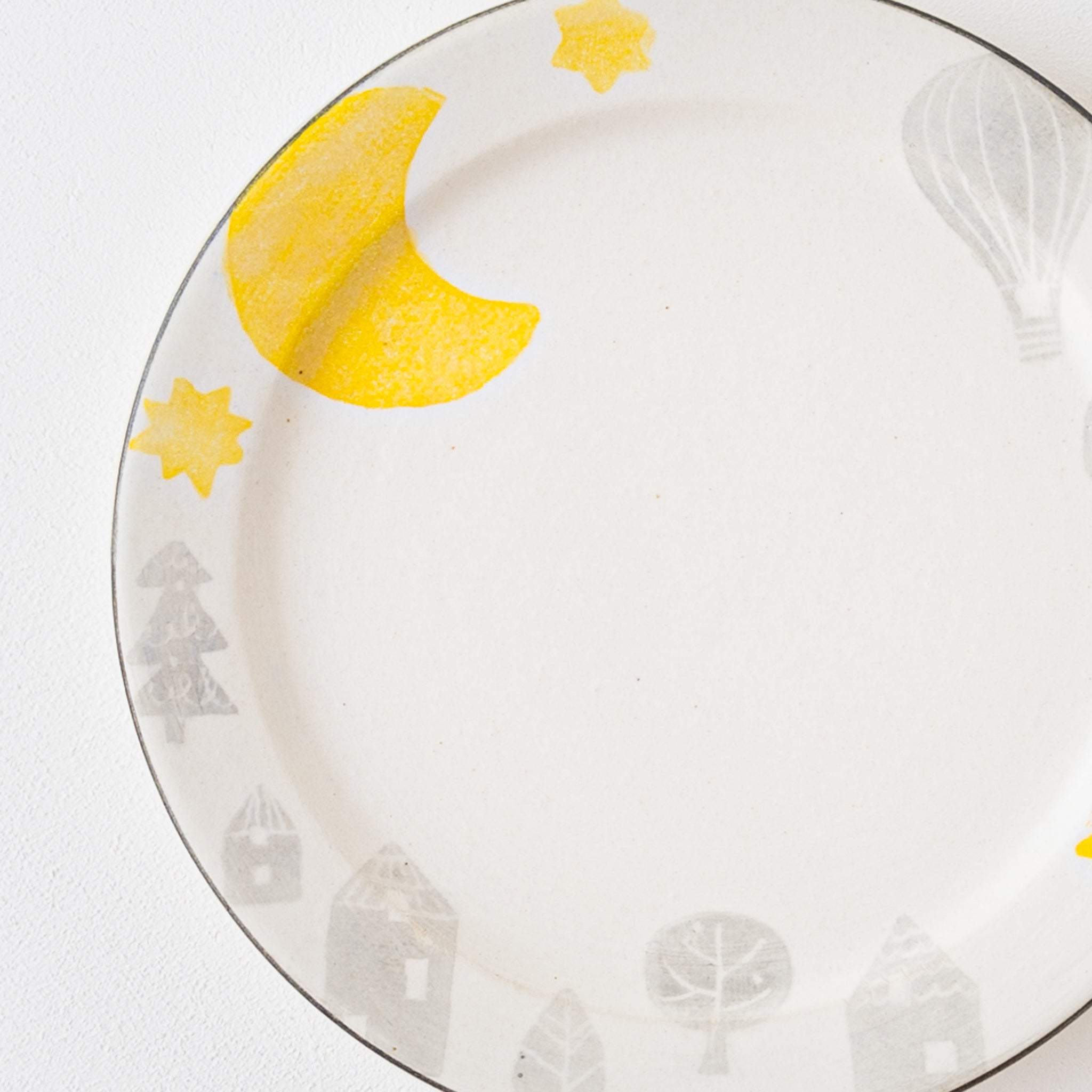 Cute plates like fairy tales from Yasumi Koubou