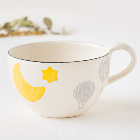 A fairy tale mug from Yasumi Kobo that will soothe you with the gentle texture of Japanese paper dyeing.