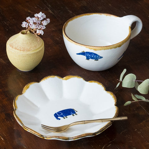 Yasumi Kobo's utensils are made with Japanese paper-dyed animals that will make you feel at ease.