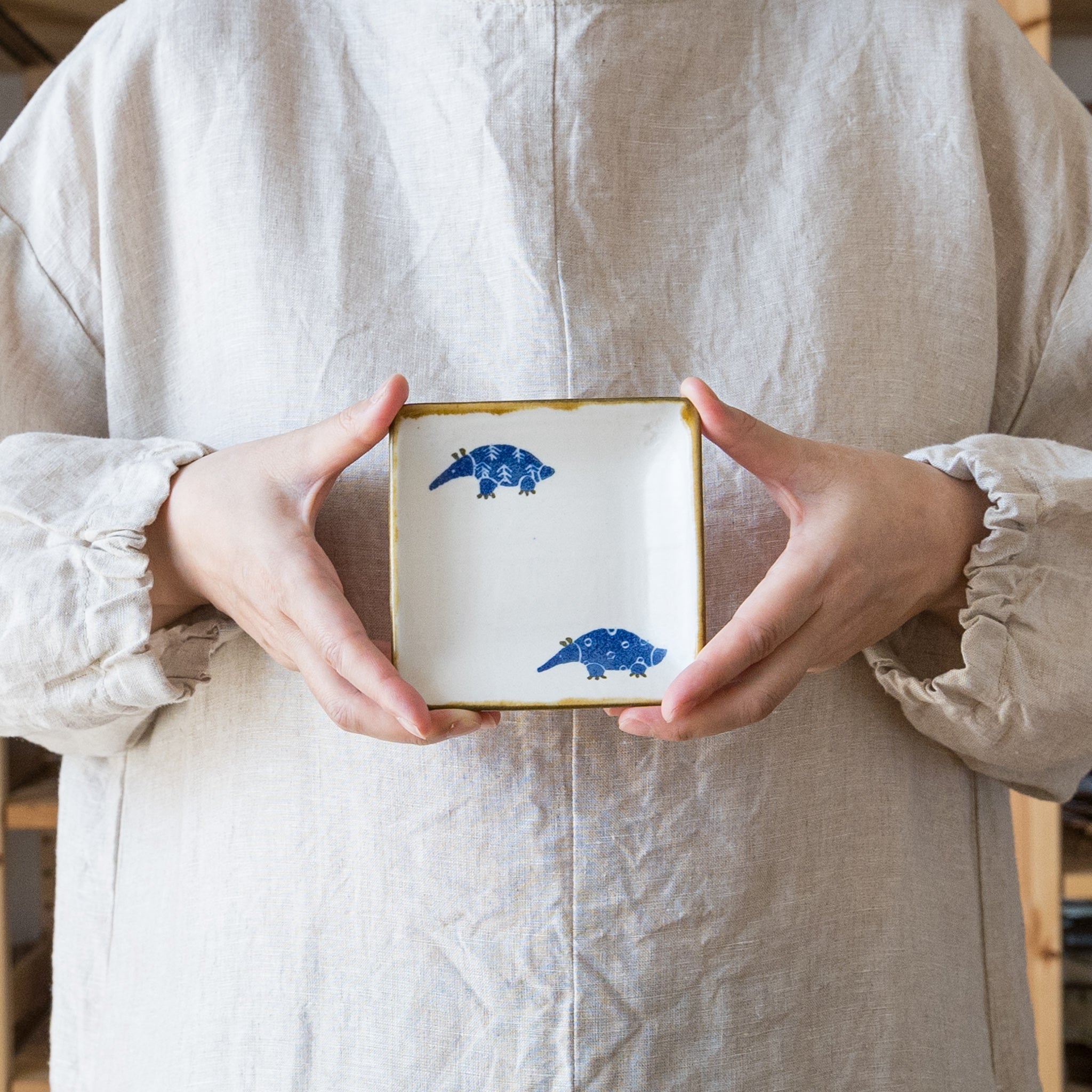 Yasumi Koubou’s Japanese paper-dyed anteater square plate that makes you feel relaxed just by looking at it