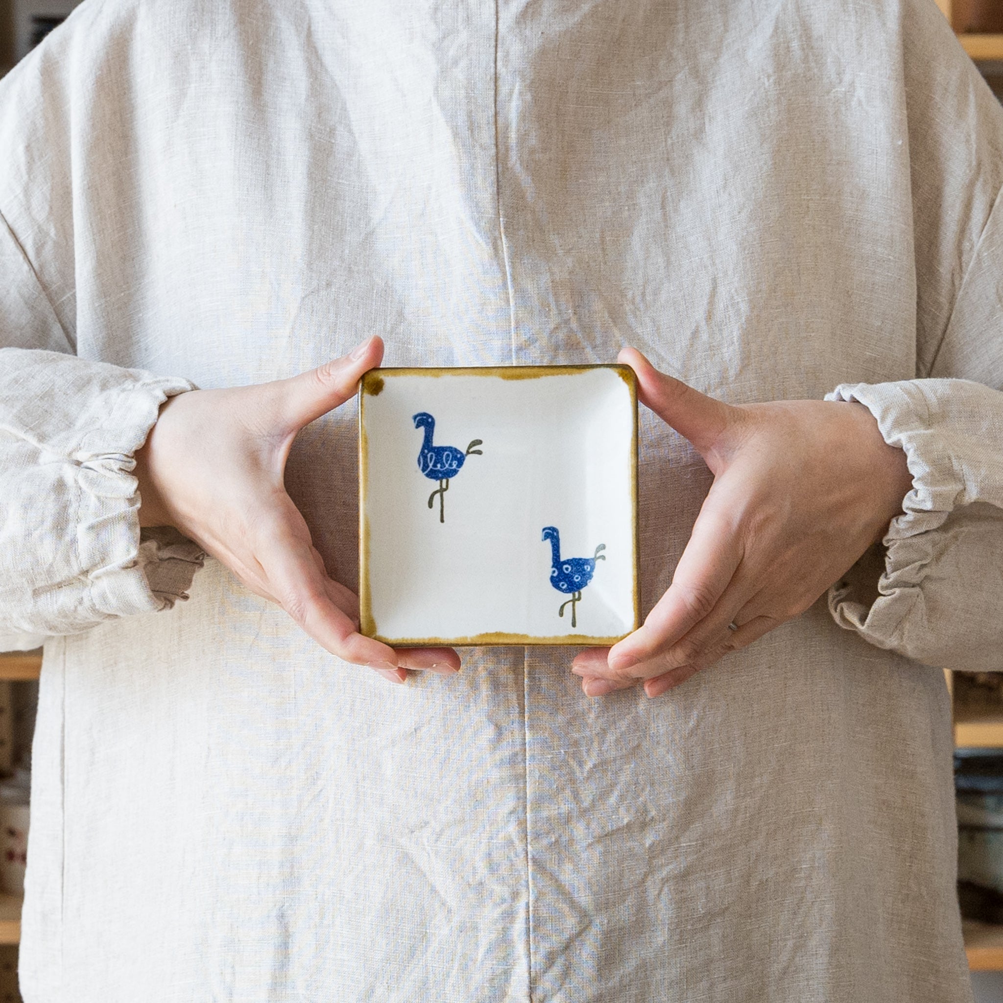 A flamingo square plate from Yasumi Koubou with a gentle texture dyed with Japanese paper.