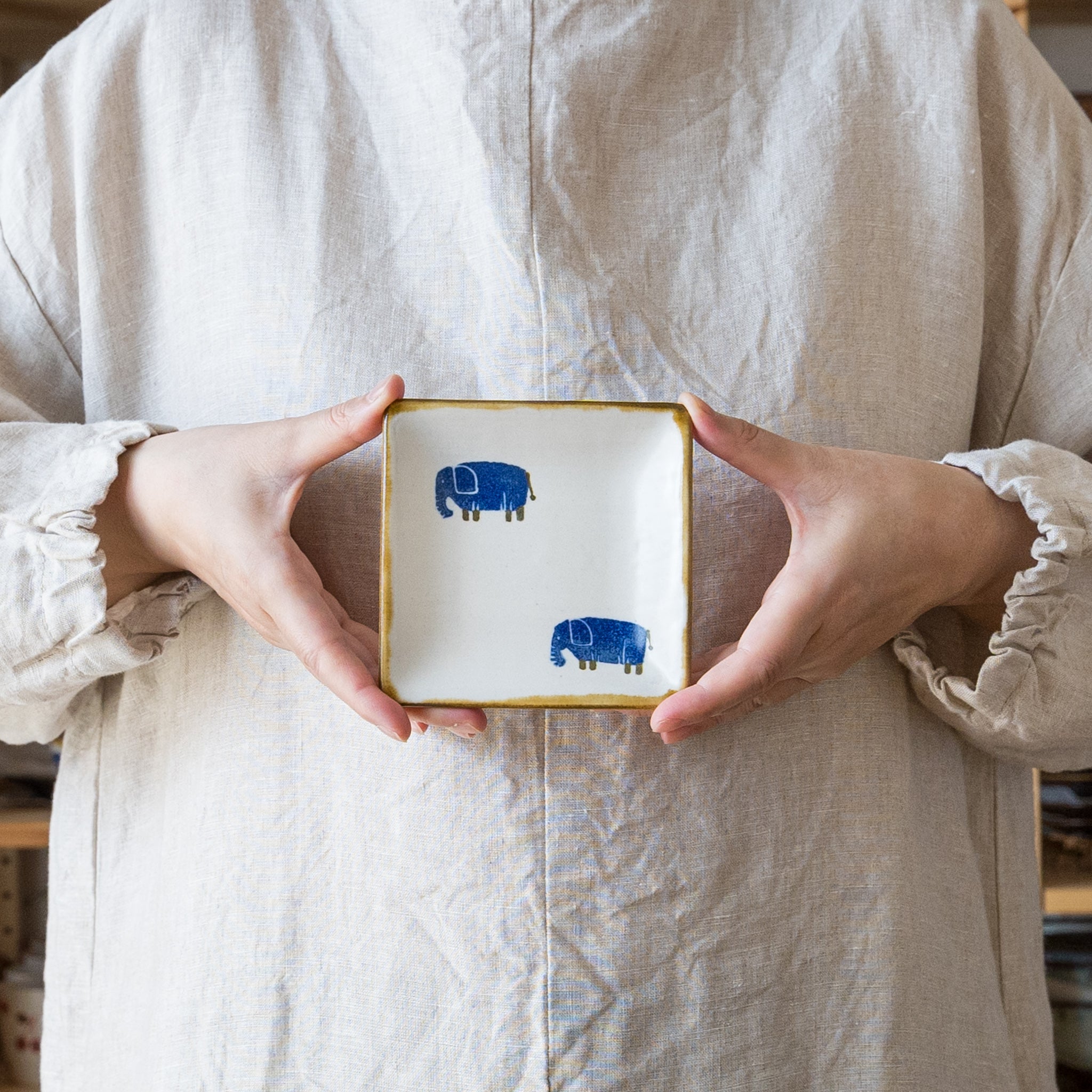 Yasumi Koubou's elephant corner small plate that makes you feel relaxed just by looking at it