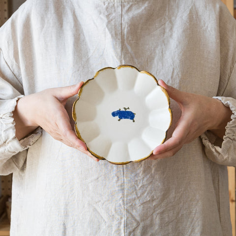 A birch flower plate from Yasumi Kobo that allows you to enjoy your time at home.