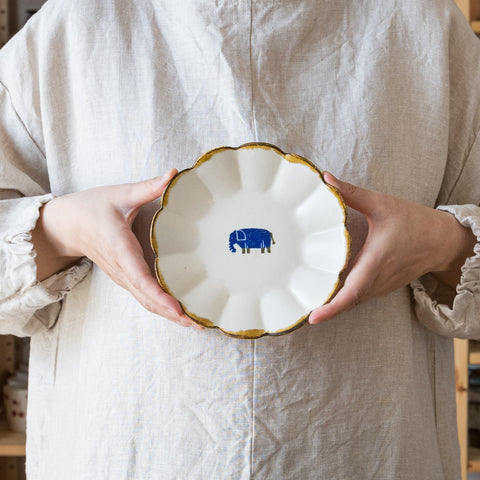 A flower plate from Yasumi Kobo that looks like an adorable washi-dyed elephant.