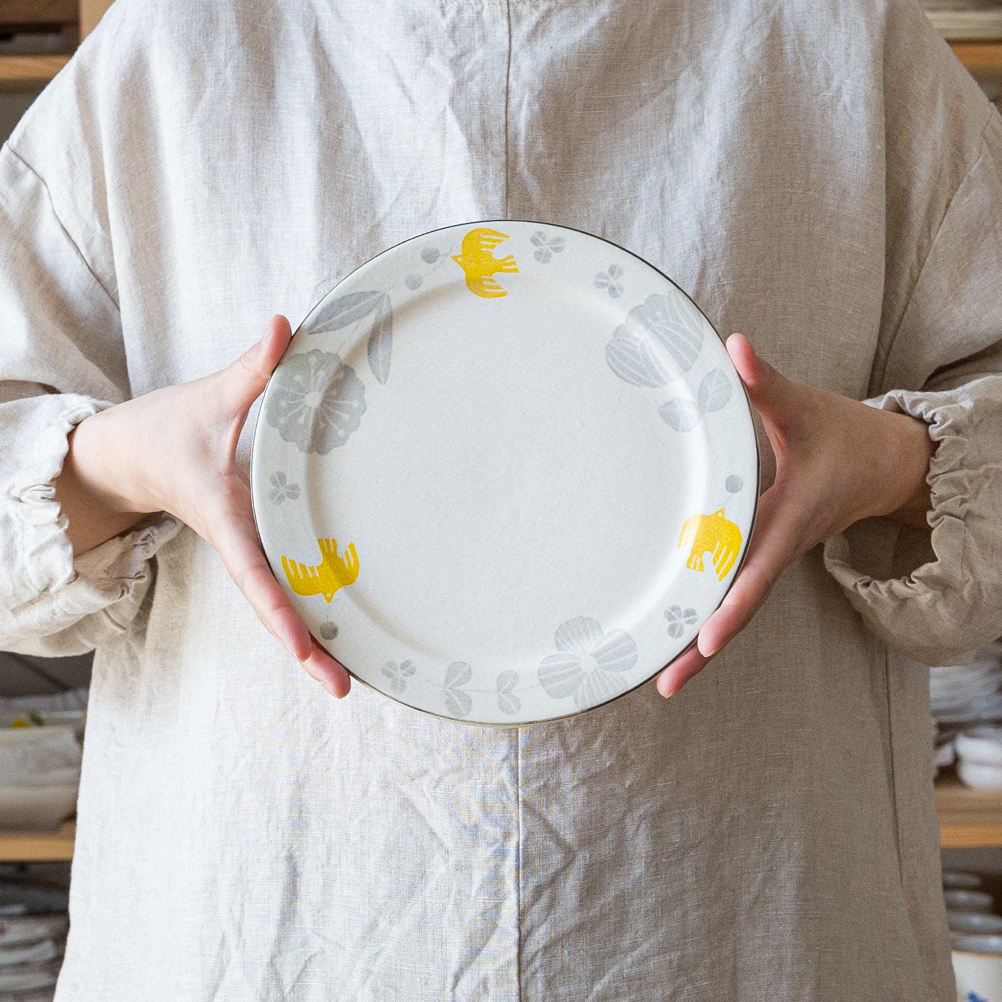 Yasumi Kobo's fairy tale series rim plate that allows you to enjoy your time at home