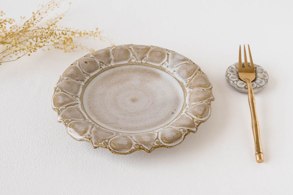 Unofu white glaze cake plate from Ruriame Kobo