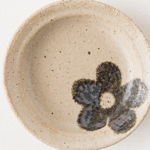 Asako Okamura's flower small plate that feels the warmth of earthenware