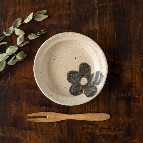 Asako Okamura's flower small plate with a soft and cute flower pattern