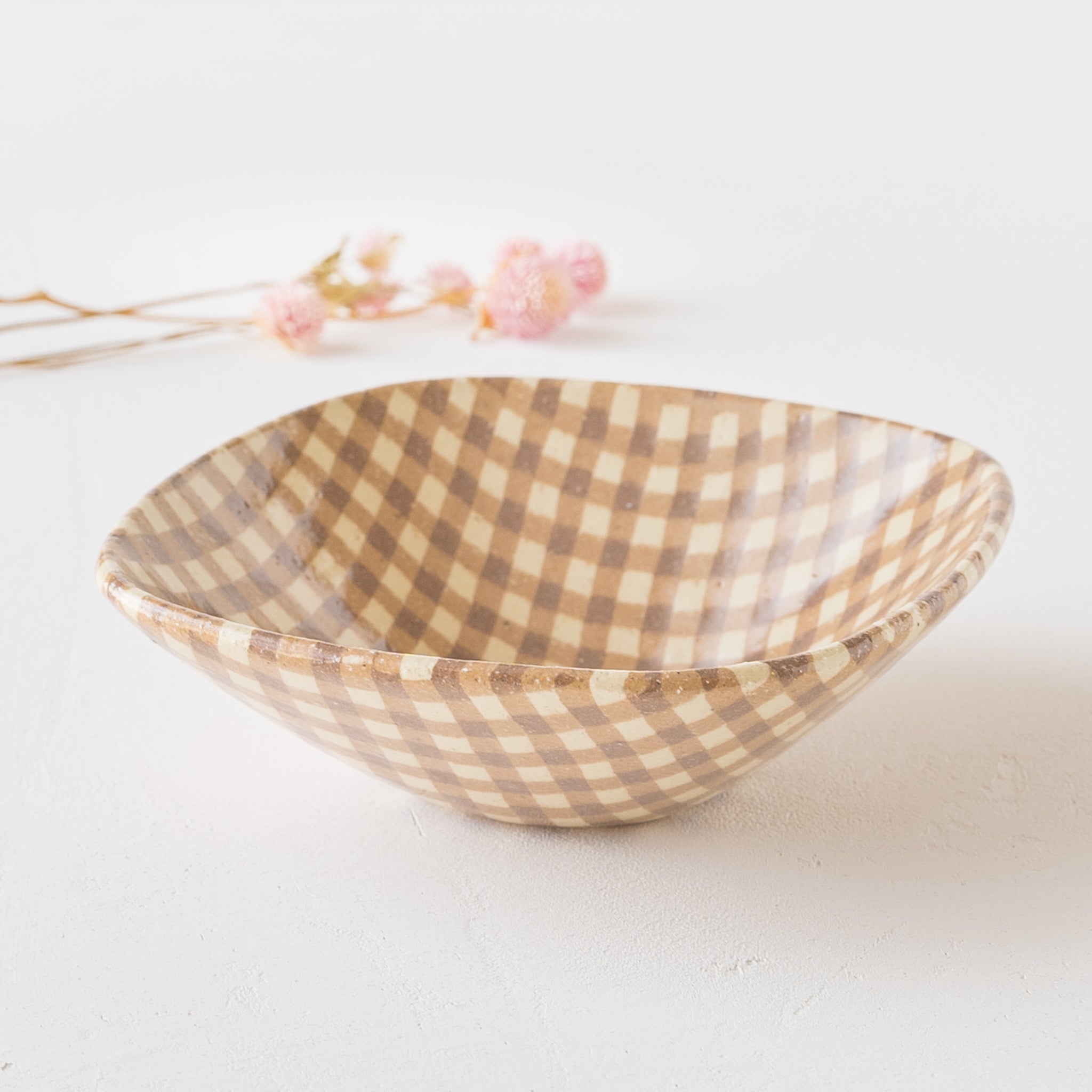 Hanako Sakashita's corner bowl with a cute kneaded pattern