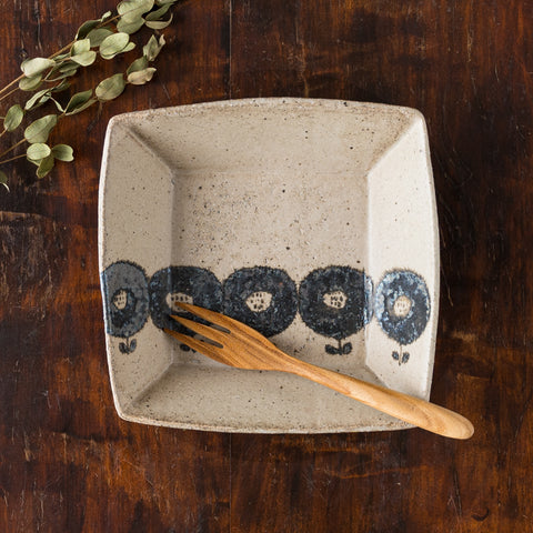 Asako Okamura's flower square dish with a cute flower pattern