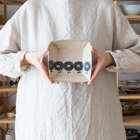 Asako Okamura's flower square plate that will brighten up your dining table