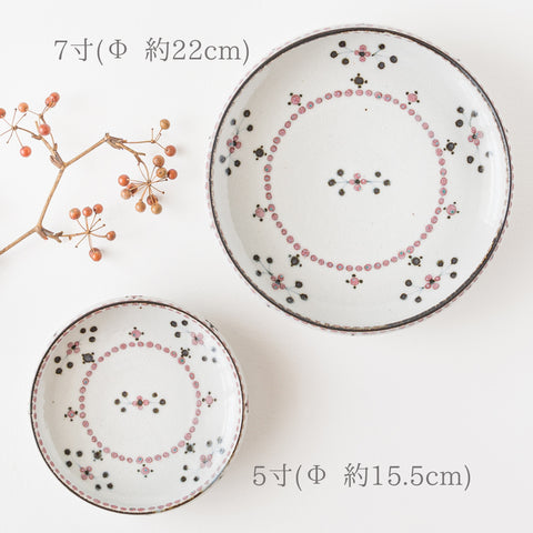 A deep plate from a Tosai kiln with a stylish and cute red floret design