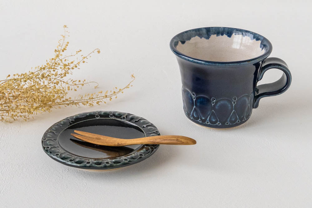 A small plate with navy blue glaze from Ruriame Kobo