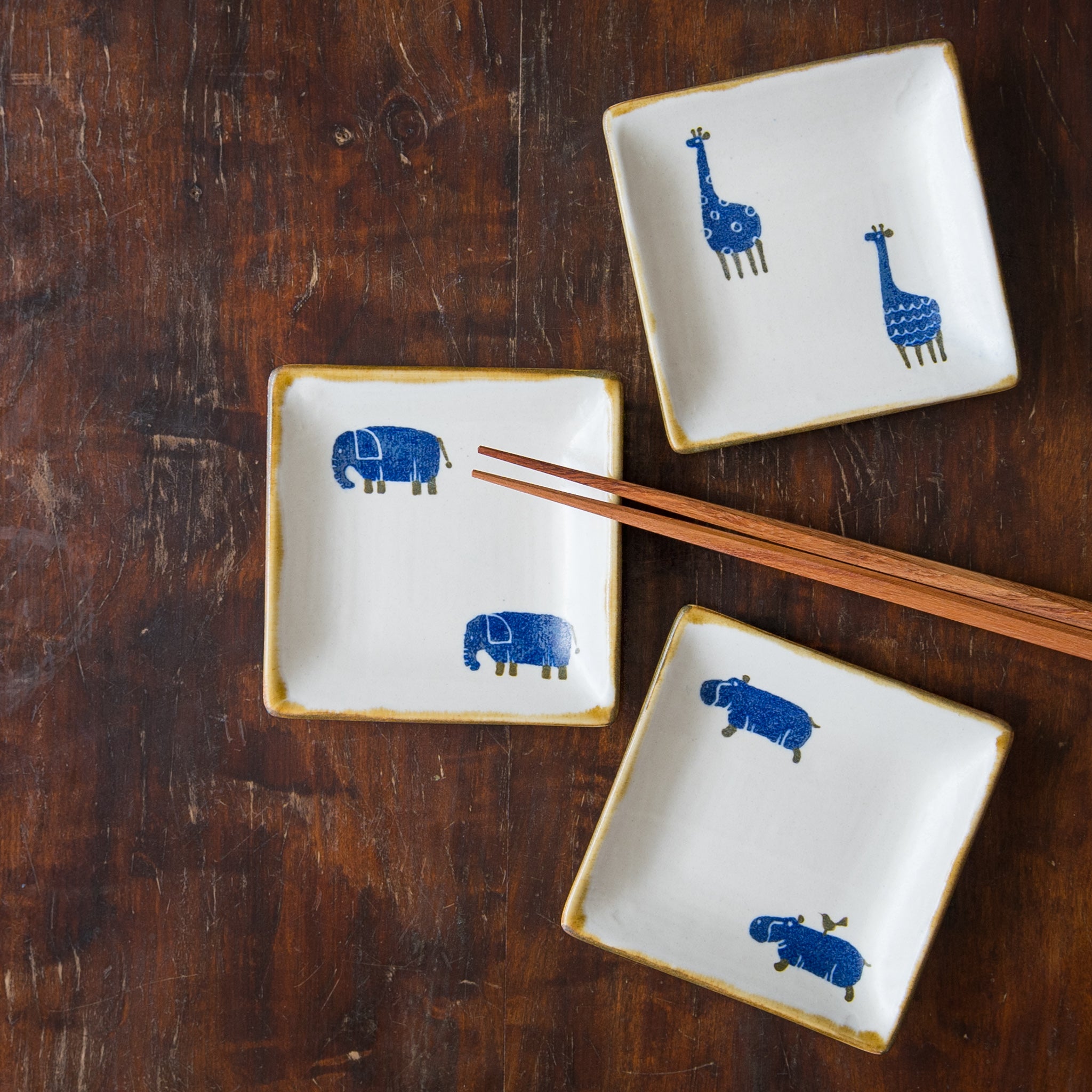 A corner small plate of the Japanese paper dyed animal series of Yasumi Koubou that brightens up the dining table.