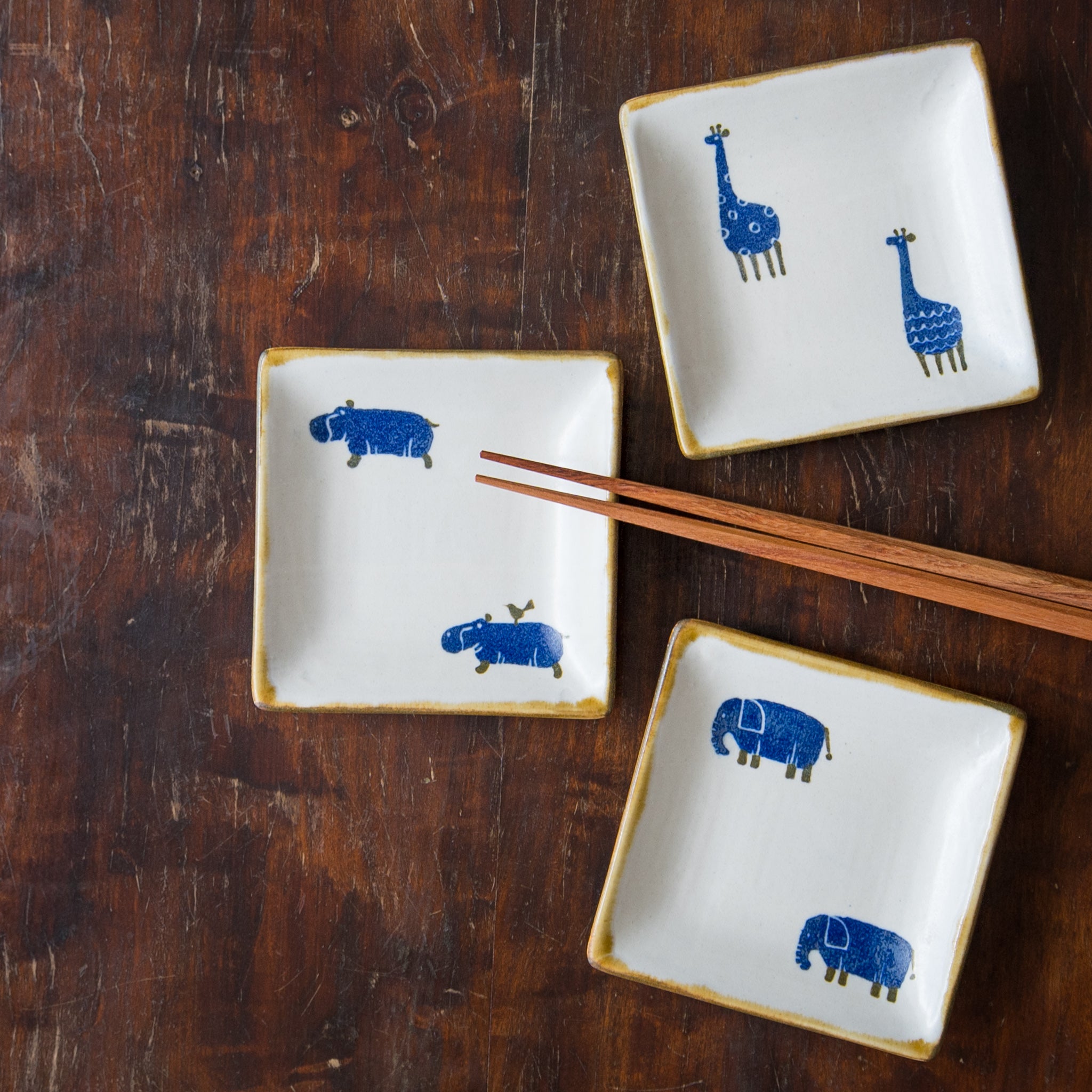 A corner small plate from Yasumi Koubou's Japanese paper dyed animal series that is perfect for serving side dishes.