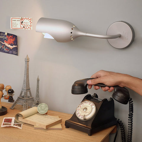 lampe et téléphone