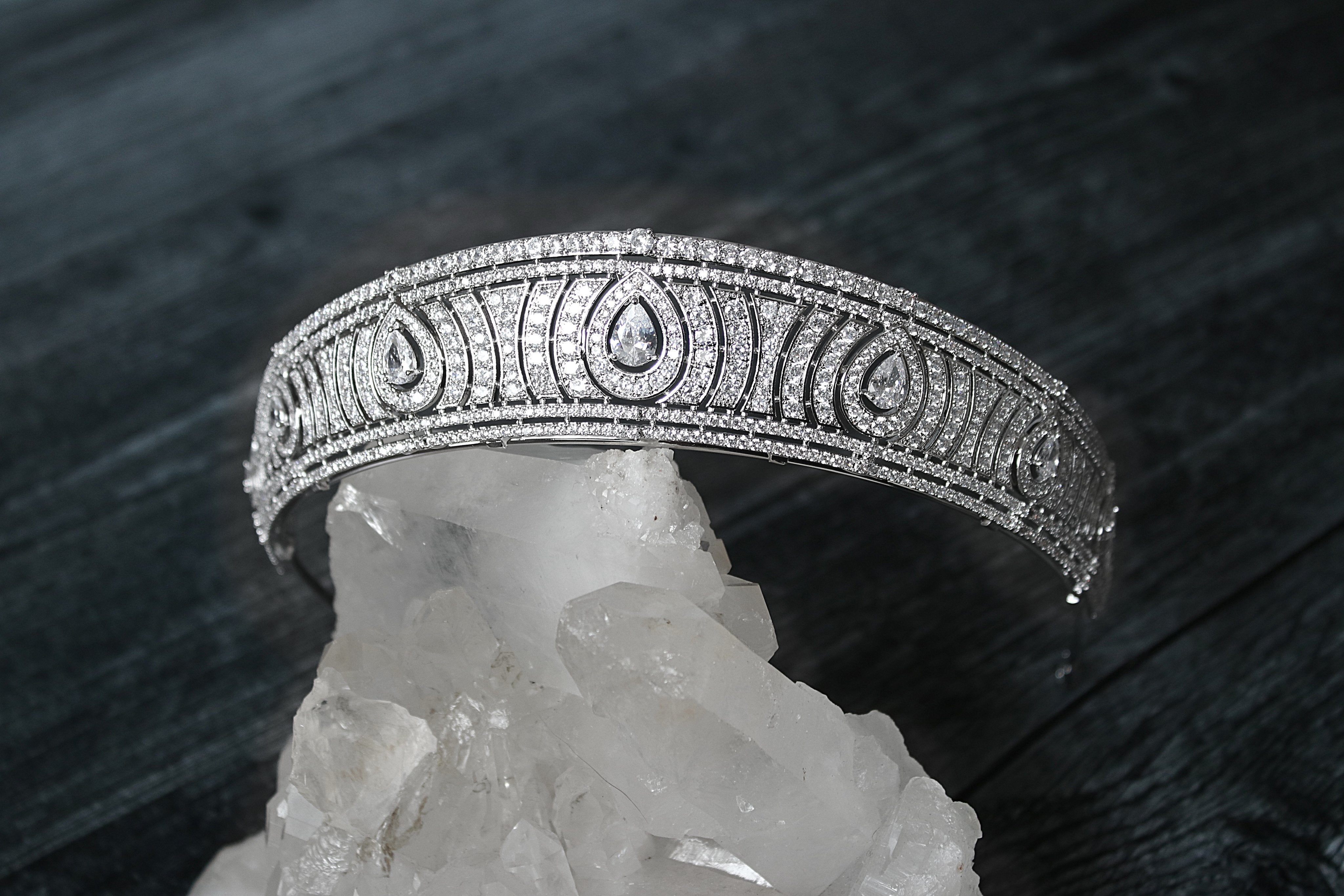 https://cdn.shopify.com/s/files/1/0400/5421/products/eden-luxe-bridal-tiara-anne-simulated-diamond-bandeau-tiara-17139368132742.jpg?v=1660239605