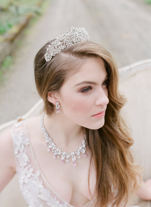 https://cdn.shopify.com/s/files/1/0400/5421/products/eden-luxe-bridal-tiara-evelyn-tiara-22929133264_600x.jpg?v=1660140776