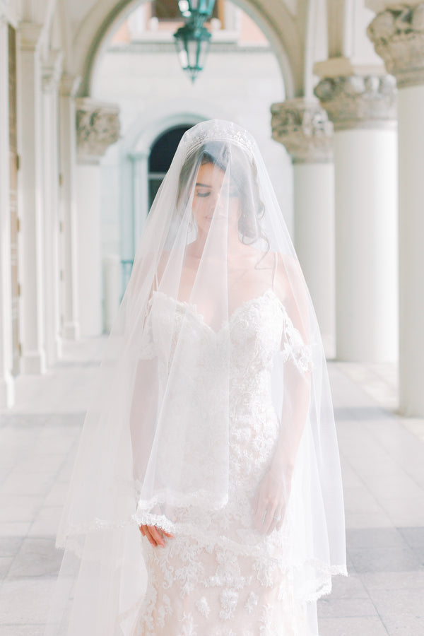https://cdn.shopify.com/s/files/1/0400/5421/products/eden-luxe-bridal-veils-lucinda-lace-drop-cathedral-bridal-veil-30360680267910_600x.jpg?v=1662329210