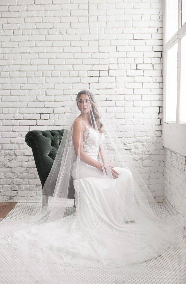 https://cdn.shopify.com/s/files/1/0400/5421/products/eden-luxe-bridal-veils-soft-white-ambrell-royal-cathedral-drop-veil-4937257418803_600x.jpg?v=1660212589