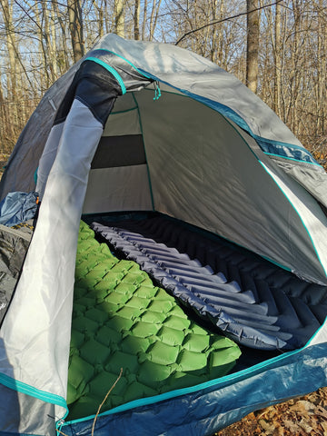 Matelas gonflable camping Alpeex dans une tente