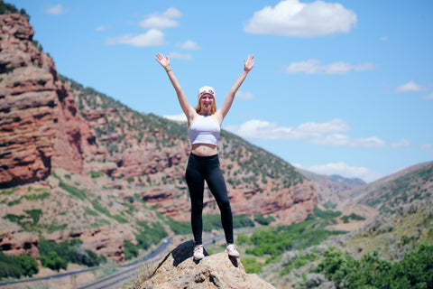 femme heureuse nature marche randonnée