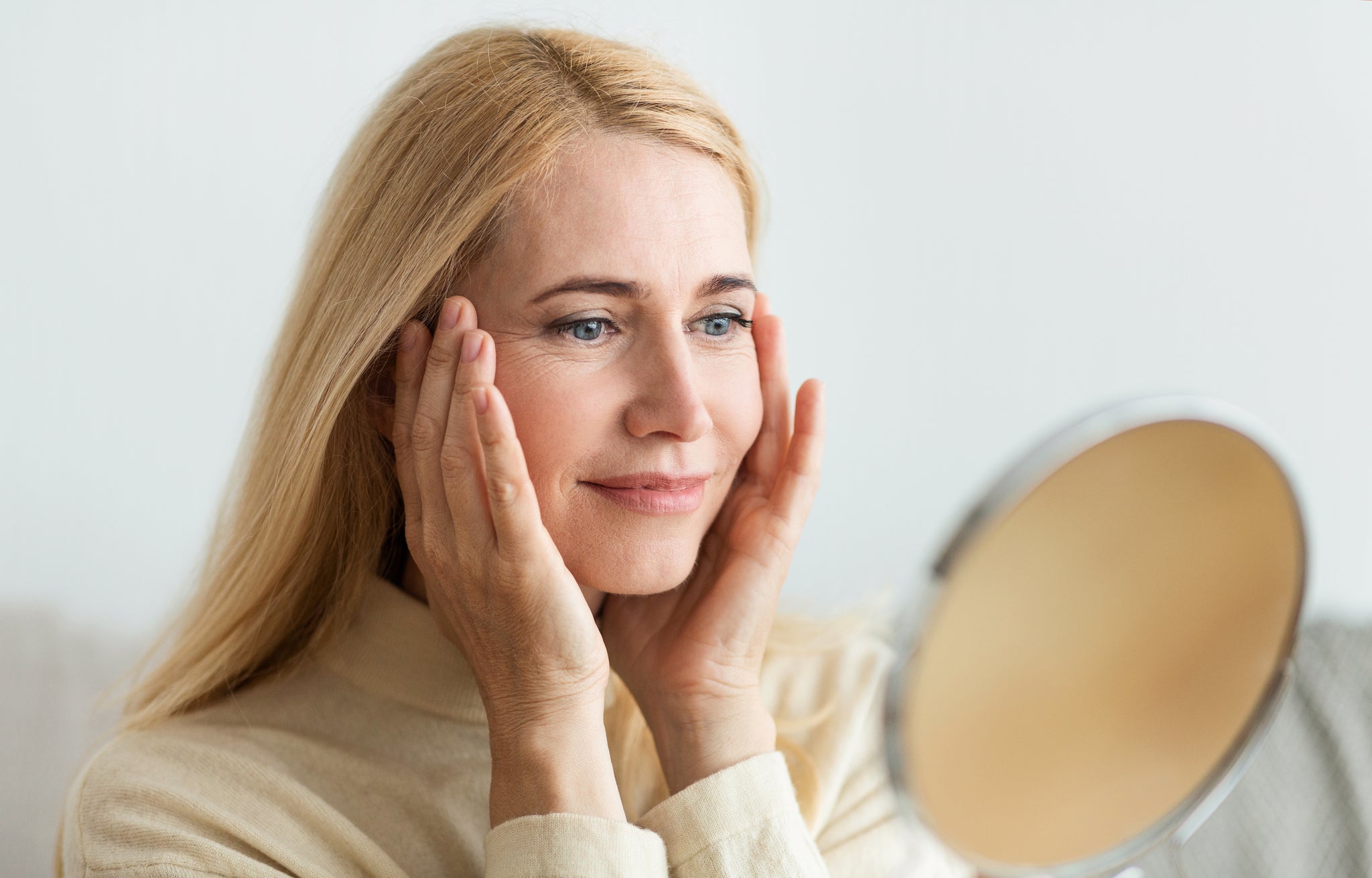 Femme qui constate les effets du processus de vieillissement