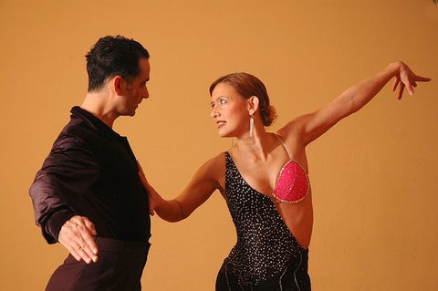 社交ダンスのラテンとは？５種目の特徴を解説 – 社交ダンス衣装専門店