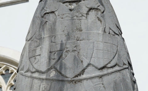 Inspiration of the Slovenian coat of arms on a statue in Bled