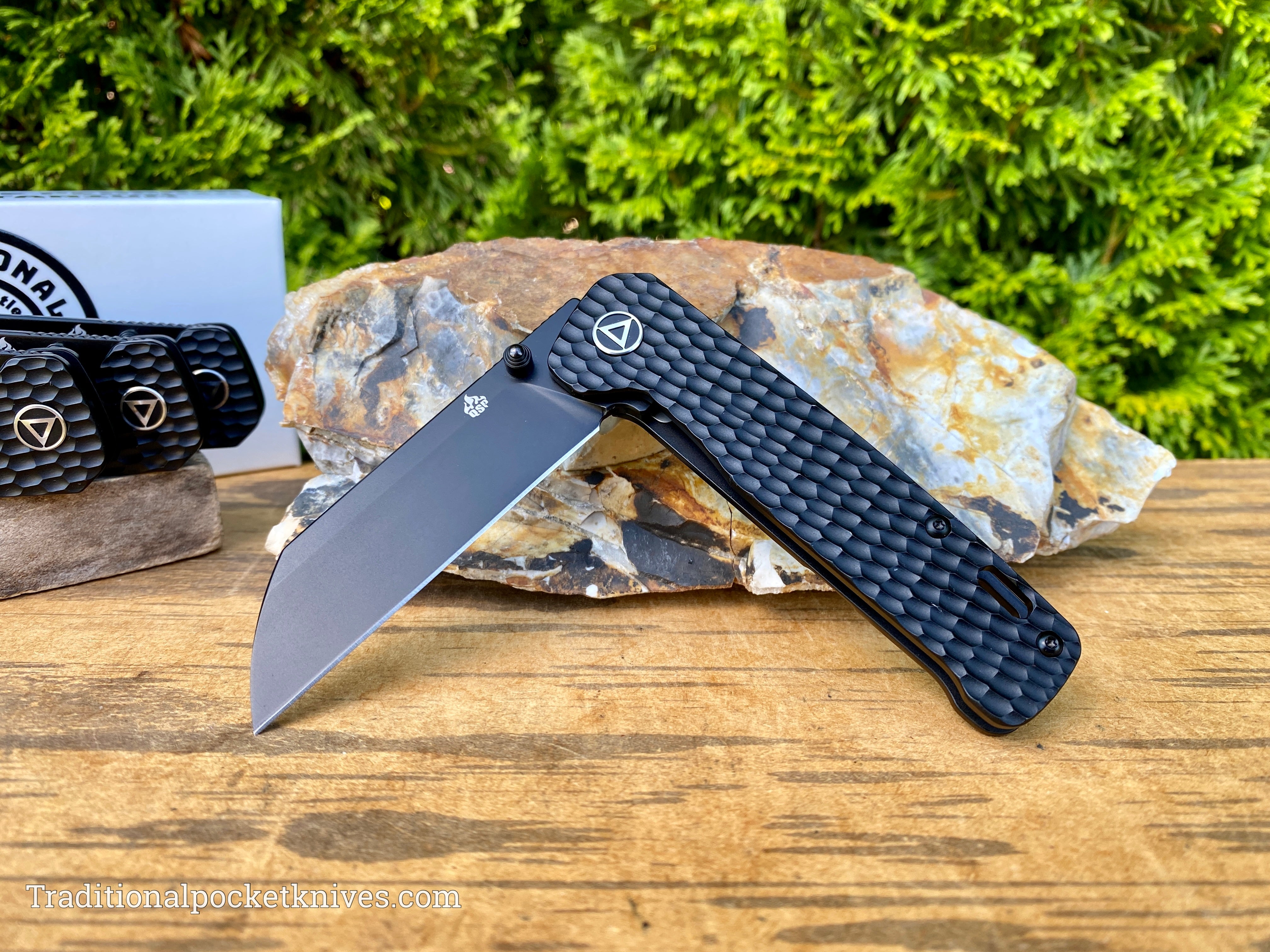 QSP Exclusive Penguin Knife QS130 Black Jigged Titanium M390