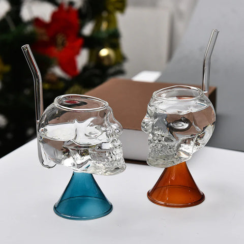 Skull-Shaped Cocktail Glass with Straw, a duo that combines impressive design with a unique aesthetic.