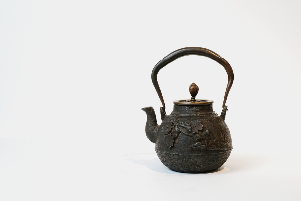 Kinryudo Iron Kettle Pot with Floral Relievo【金龙堂·高浮雕花 